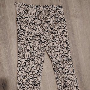 Funky Pattern Capris - Black & White